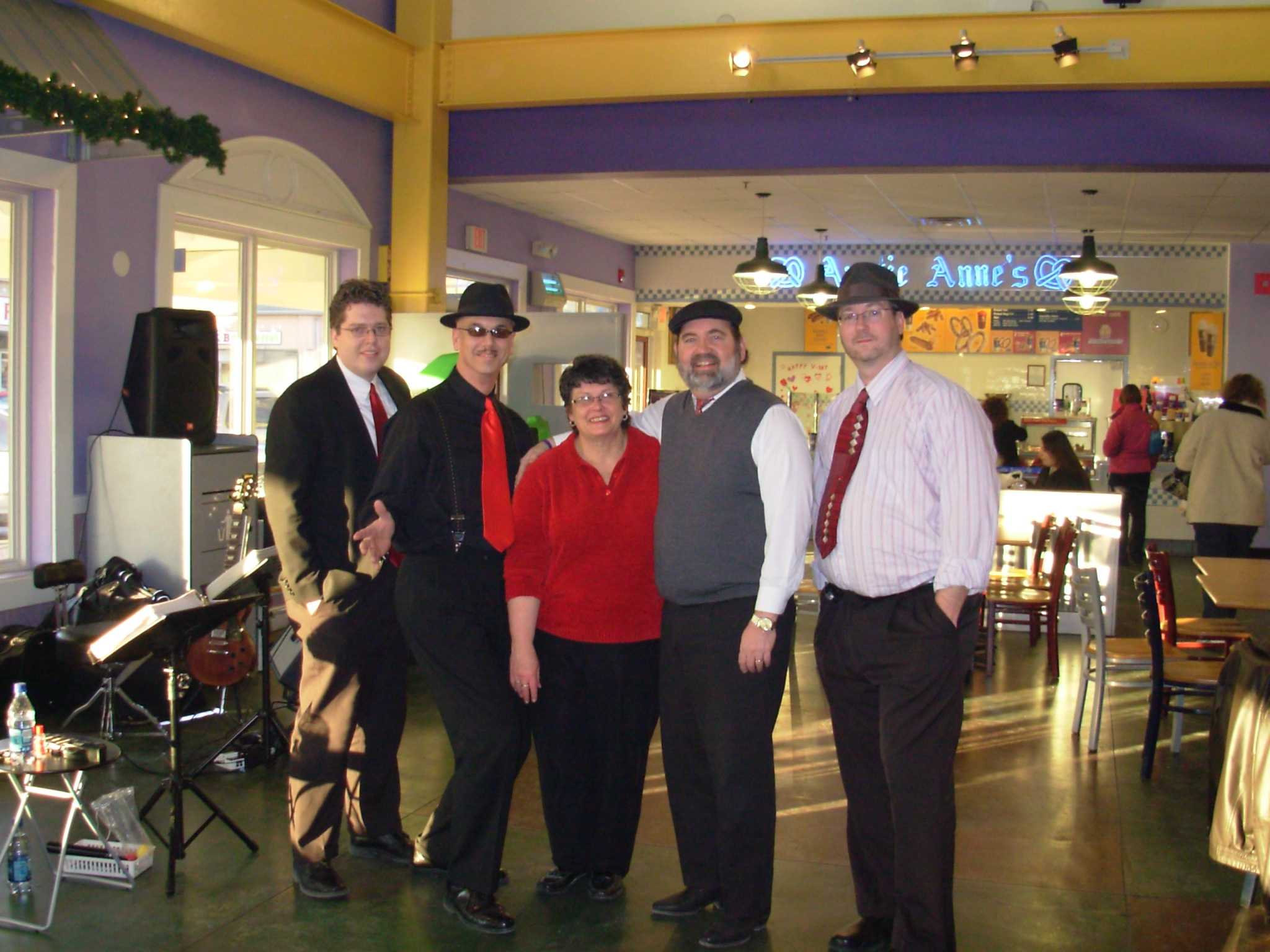 The Gettysburt Village Factory Store Show
Linda Gebhart was our host for the fun..and well attended Valentine's weekend performance in the Food Court
