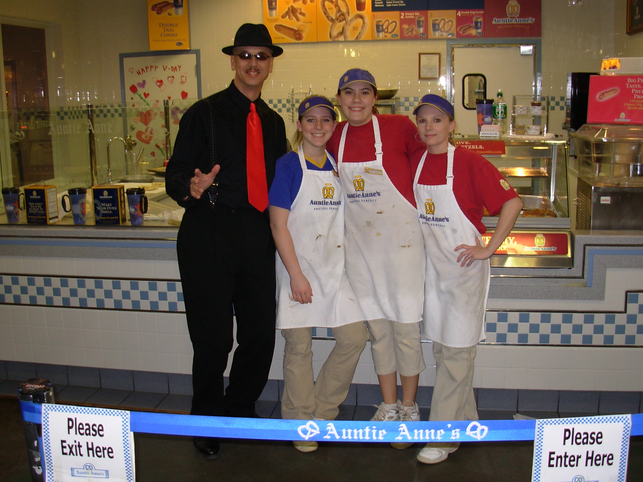 Mitch gets a big "Hello" from th Auntie Anne's Pretzel Girls...
they were dancin' while twistin' the dough...
